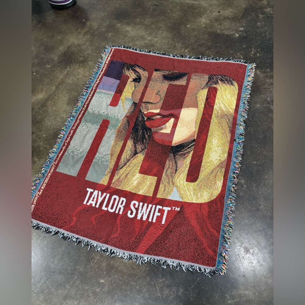 RARE Taylor Swift “Red” Official Woven Tapestry Throw Blanket 2012 - Picture 2 of 7
